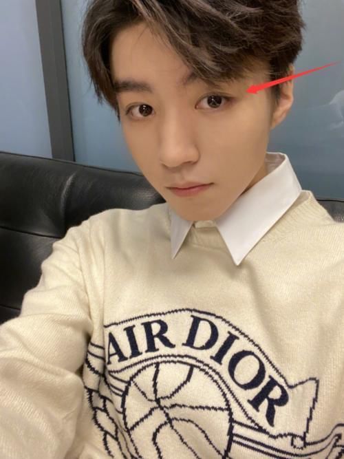 抽筋|王俊凯发自拍,我却从他眼珠里发现“自拍姿势”,一般人手抽筋也学不会