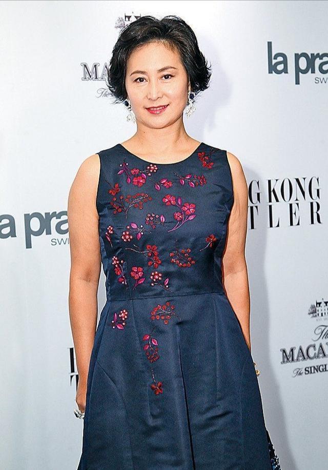 照样|57岁何超琼难得打扮,一袭长裙气质堪比女明星,短发照样美艳