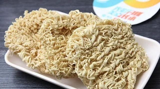 治愈|康师傅方便面为啥被烫成波浪卷网友看完制作过程,我被治愈了