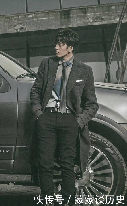 上演|井柏然大片超带感,穿白衬衫上演“湿身诱惑”,诠释自然与艺术感