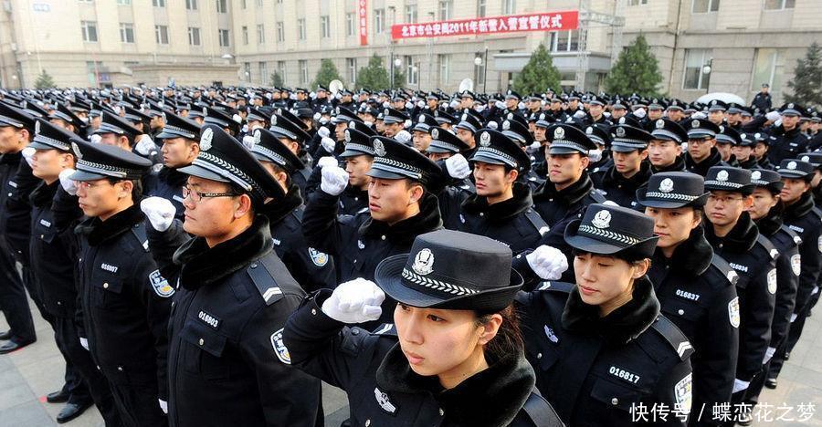 歹徒|25岁警察只身追歹徒身中27刀殉职, 10万群众送行, 局长亲自抬棺!