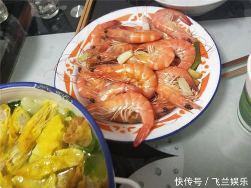  回家|农村婆婆来看我，下班回家见她准备一桌菜，上桌后我连吃两碗饭