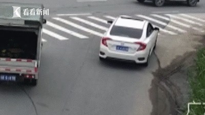  行驶|车行驶途中突然后溜交警打开车门司机直接滚出