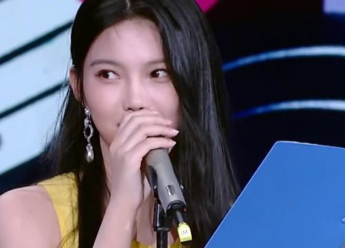  退赛|青2退赛选手李熙凝火了，不仅录制快本，还穿淡黄的长裙拍大片