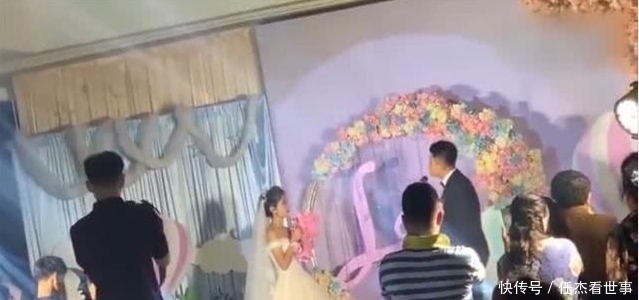 新郎|婚礼上新娘要五万拜堂钱,被拒后怒摔捧花扬长而去,新郎:随你便