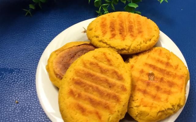  玉米面|一点白面也不掺，这才是正宗玉米面贴饼子，外壳焦脆太好吃了