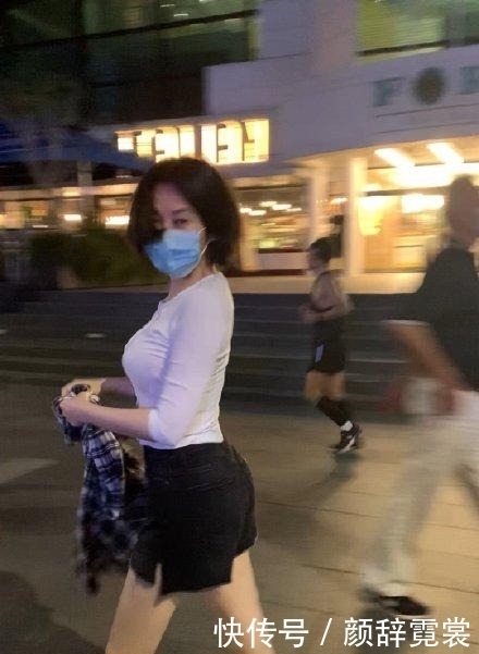身材|50岁的许晴保养有秘诀,拍照美出天际,身材像20岁少女