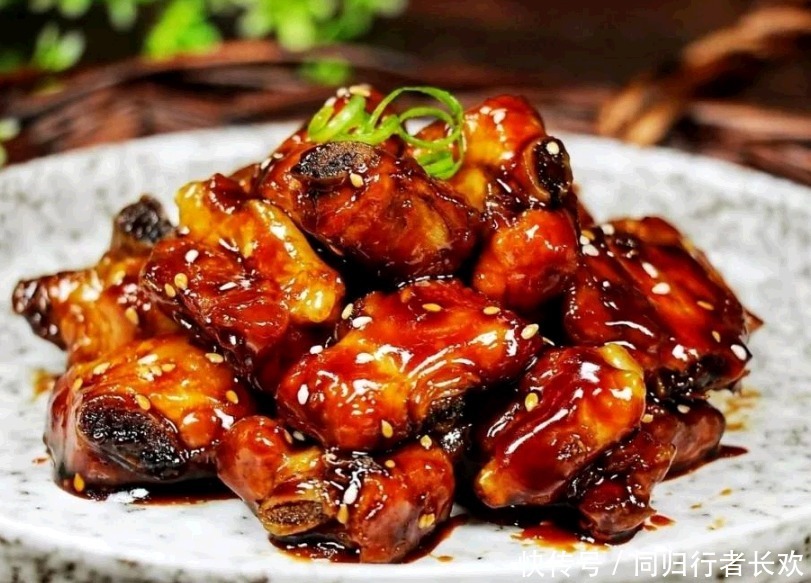 炖排骨|炖排骨,下锅还是出锅前放盐?这1步做错,排骨又老又柴,不入味