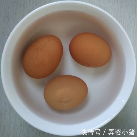 营养|煮鸡蛋,别只会用清水,加点它,蛋壳一碰就掉,吃起来嫩又营养高