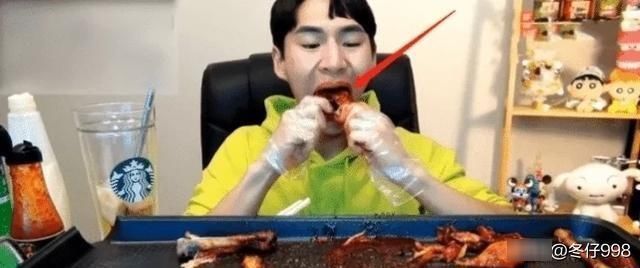 奔驰小哥|大胃王吃58个“炸鸡腿,张开嘴瞬间穿帮了,网友骗三岁小孩吗