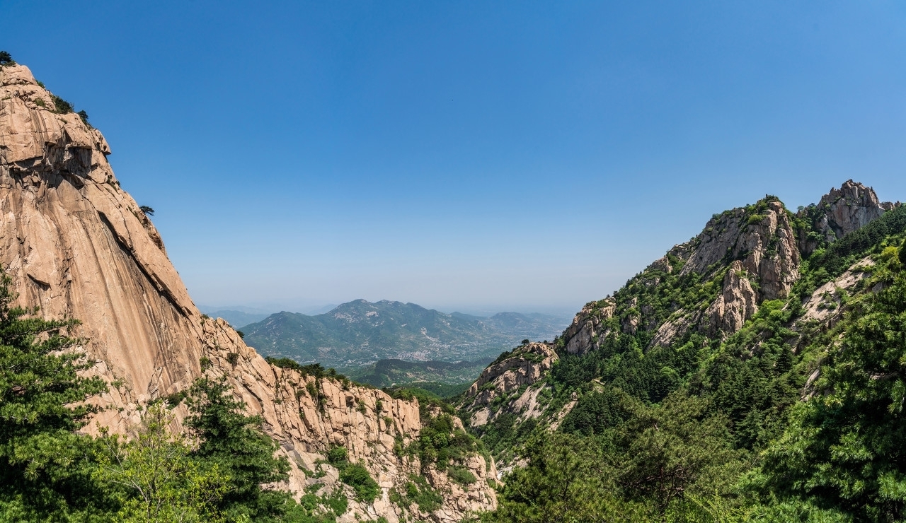  曲折|在泰山的东北麓，有一条蜿蜒曲折的登山路直达岱顶