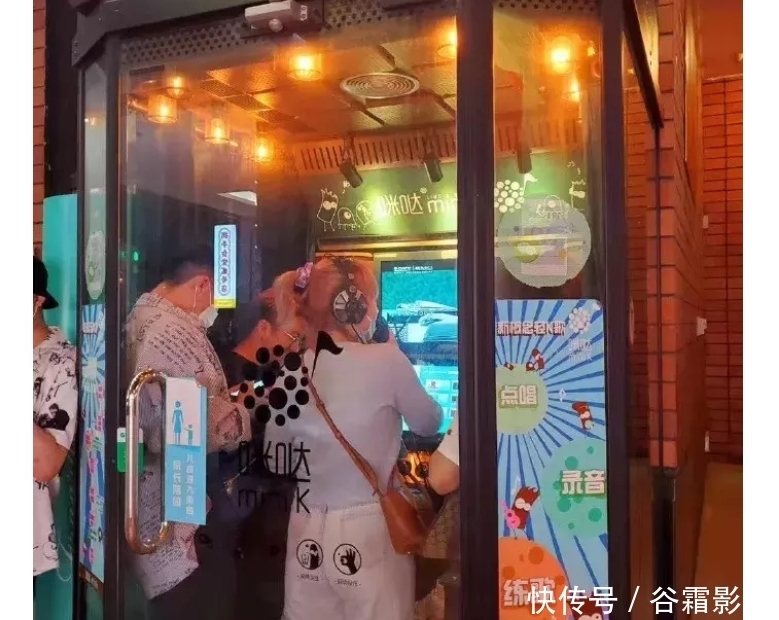 身上|真丝裙美女气场太强了，光线打在身上，绽放成熟美