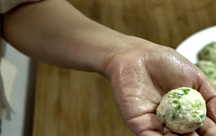  胡萝卜|菜丸子这么做，不腥不散还入味，2口1个，做一盘一点都不剩