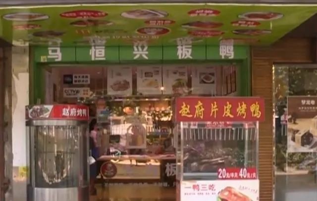 裤子|女士拿了只鸭子，然后放在衣服的裤子里面，盗窃行为被监控拍下