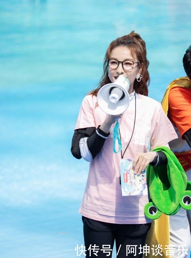 录制|吴昕主持再遭质疑,节目现场玩手机被拍,录制观众吐槽拖后腿