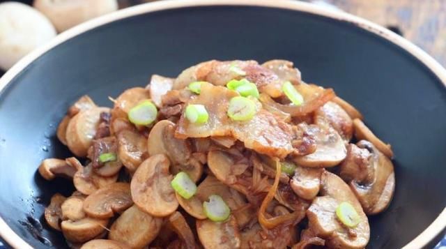喜欢|东北家常菜口蘑烧肉,不用一滴油,只要这样做,全家人都喜欢