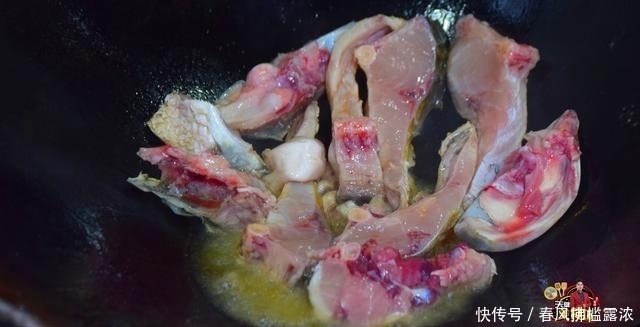 下饭|鱼头别蒸着吃了,加3块钱油豆腐教你特色吃法,简单好吃又下饭
