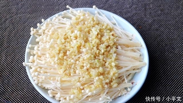  金针菇|又一道零难度的下饭菜，蒸8分钟，连汤汁都不想剩