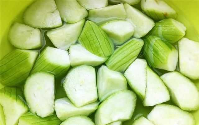 小窍门|炒丝瓜时,万万别直接下锅炒,教你一个小窍门,丝瓜翠绿不发黑