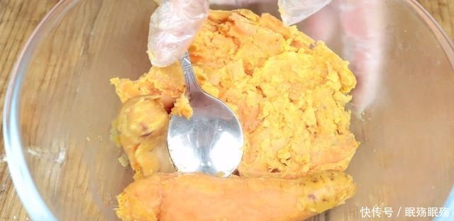 做成|红薯别再蒸着吃,做成红薯丸子,香甜软糯,一口一个超过瘾