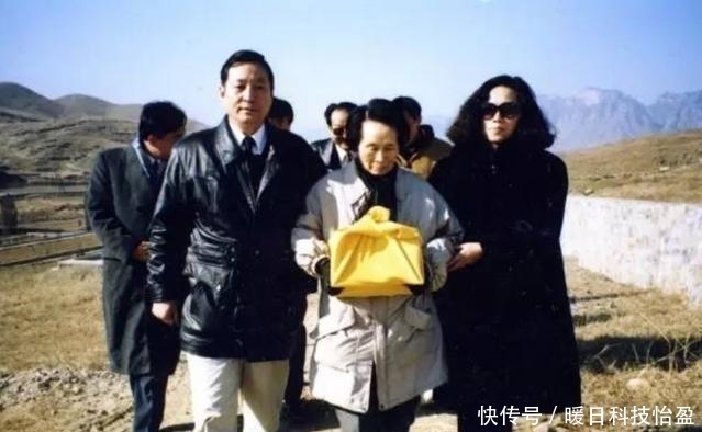  骨灰|溥仪最后一任妻子李淑贤：直言溥仪离不开她，图9抱着溥仪的骨灰