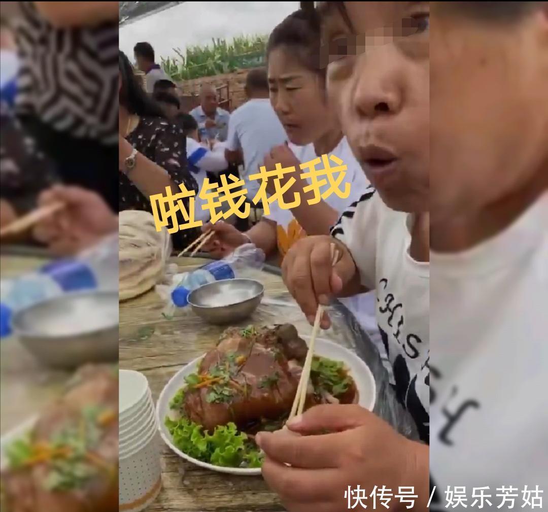 肘子|东北大妈吃酒席独占刚上桌大肘子，怒怼同桌：我花钱了，100块钱呢