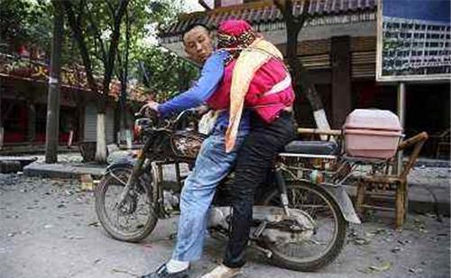 摩托车|汶川地震后,他用摩托车背着“亡妻”回家,6个月后却被世人谩骂