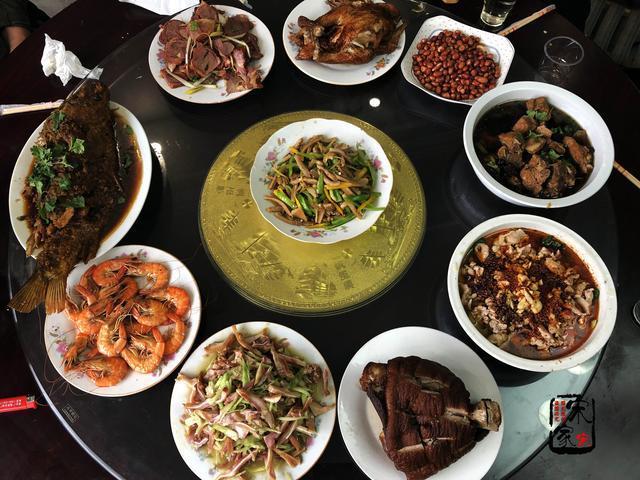  爷爷|爷爷生日，菜刚端上桌嫂子坐下就吃，姑姑停！老人还没动筷子