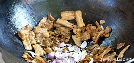 五花肉|尖椒炒五花肉,肥而不腻,色香味俱全,晚饭这一个菜就够了!