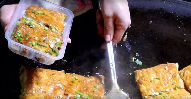 哄抢|小伙街头卖“手艺”早餐,8元一份遭哄抢,食客买到就是赚到