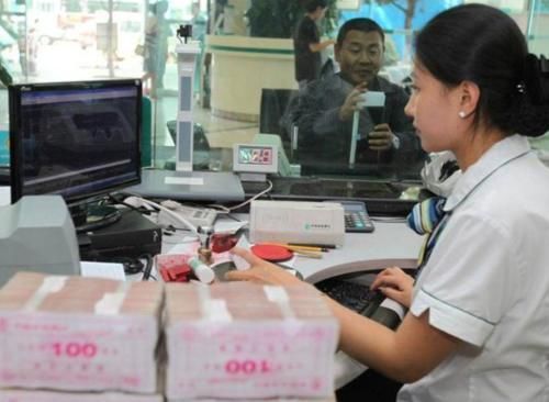  固定|有20万存款的人，别再存定期了！银行员工：这样存利息更高