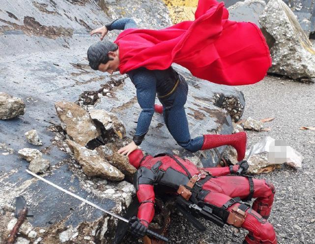 利用|大神利用石头裂缝,再现超级英雄的战斗场景,网友:手办活了?