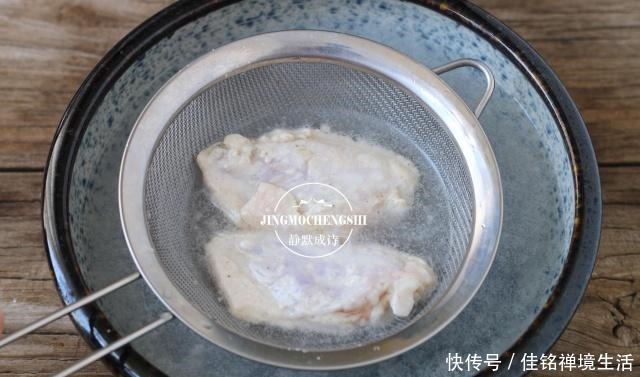 小女孩|跟七岁小女孩学炸鸡翅,注意裹粉步骤,鸡翅表面能起鳞