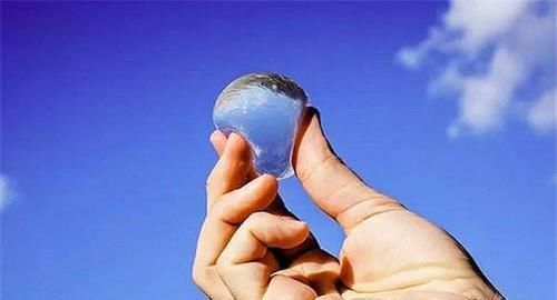 矿泉水|大学生发明“矿泉水球”,1毛钱1颗,颠覆平时的饮水方式