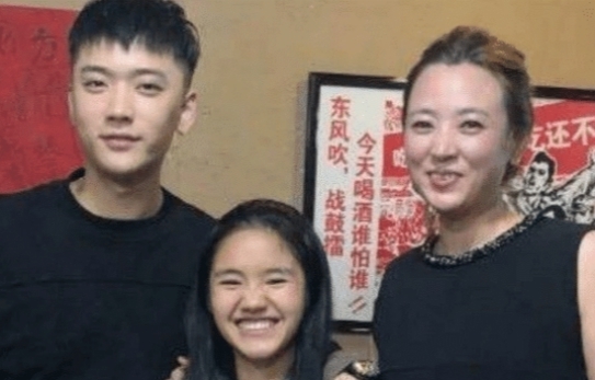 富豪|变形记最美农村女孩,被富豪认干女儿和城市哥哥同住,现在如何了