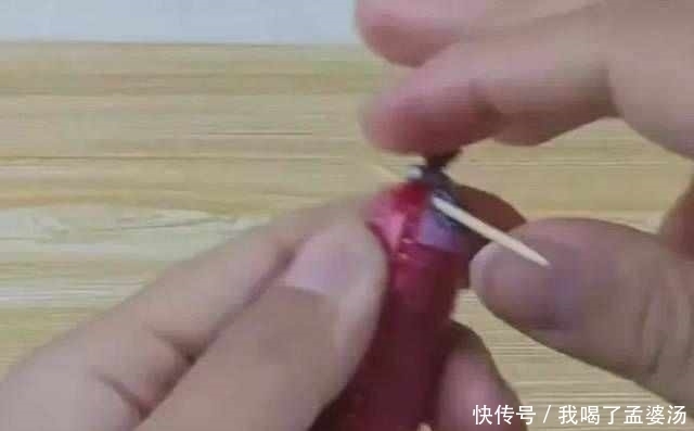 机关|火腿肠上的金属环，我们用嘴咬了很多年，现在才知道“机关”在哪
