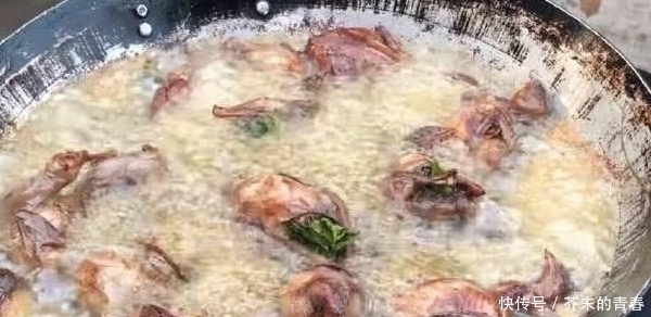 稀罕|大妈校门口卖“稀罕”小吃,10元1个,营养美味,每次需排长队买