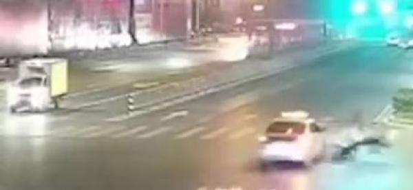  瞬间|电动车违章瞬间有多惨烈驾驶员被撞倒飞起！监控画面还原现场！