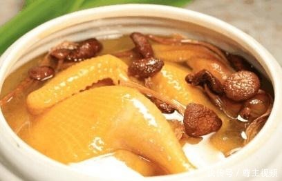 秋天|秋天用这食材来炖鸡,鸡肉鲜嫩,香气四溢,汤汁鲜甜,滋补身体