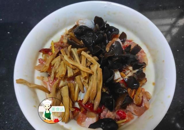 好吃|木耳跟此菜是绝配,蒸一蒸就好,营养好吃不上火,常吃提高免疫力