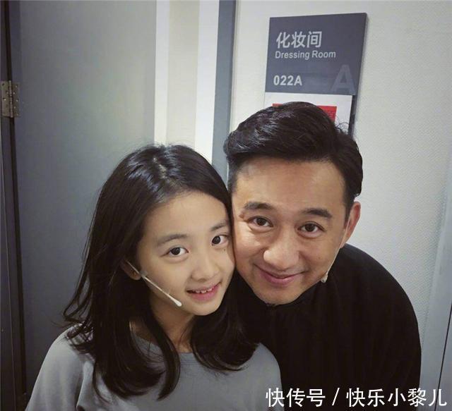 富养|地铁上,姐弟俩坐姿引热议,网友赞不绝口:“富养”出的孩子