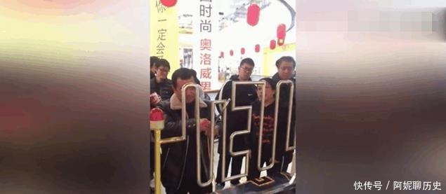  摆摊|实拍 玩一次5元, 90后小伙1500元在商场里摆摊, 月赚万元