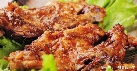 鸡架|手撕鸡架配上酥油饼,咬一口酥脆可口,加一碗红糖绿豆汤更过瘾