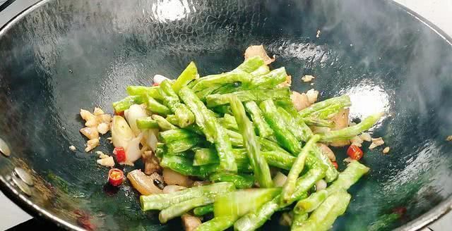 小现|炒豆角很多人做错了,大厨教你正确做法,好吃到停不下来