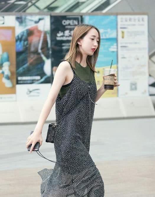 白衬衣|街拍:白衬衣配短裙,如此精致的小姐姐,走在大街上十分吸睛