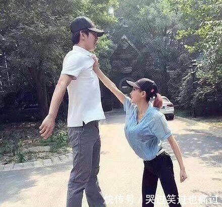 化石|搞笑图片幽默段子：这石头可真像一个鱼头，没准是化石呢，哈哈
