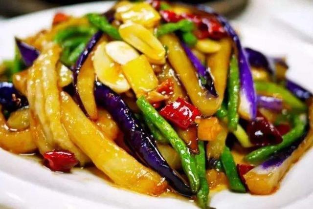 油腻|炒茄子时,先放油是不太对的,教你一招, 茄子不油腻不发黑
