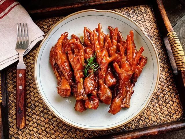  切成|这样做鸡爪真的太好吃了，越吃越上头！你们一定要试试看！