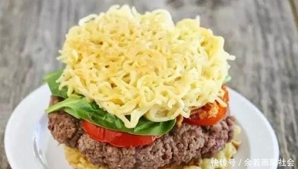 吃法|搞笑又奇葩的方便面吃法,吃垃圾桶方便面的大哥,你是饿坏了吧!