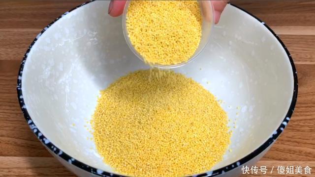  米糕|夏天就爱小米这吃法，不熬粥不煮饭，好吃不上火，比吃蛋糕还过瘾